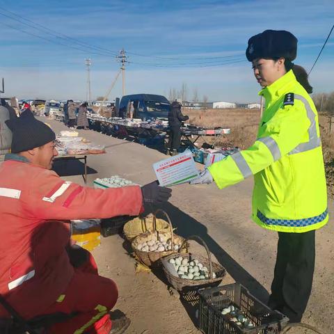 龙凤大队走进农村大集开展交通安全宣传活动