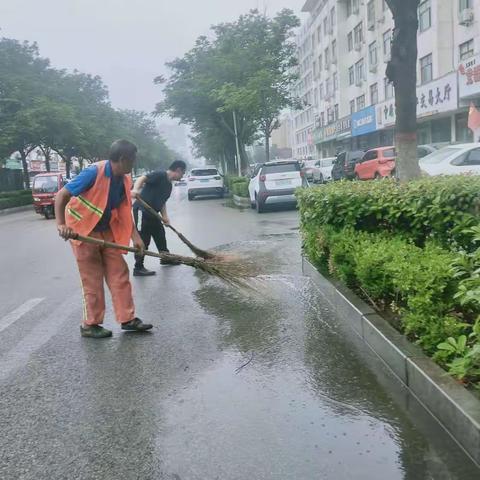 【中原站】台风过后，冒着风雨，一群逆风而行的人