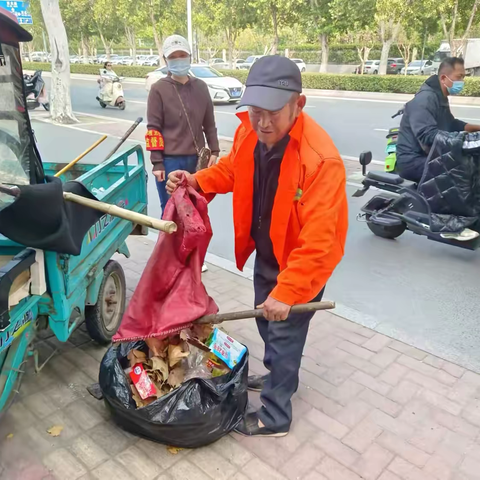 【中原环卫站】国庆奉献在岗位 城市保洁不放松