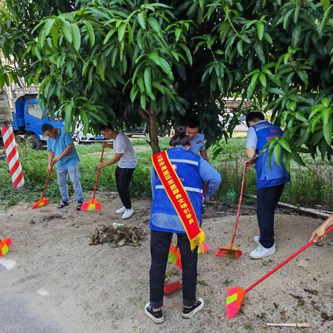 龙楼村开展人居环境卫生大扫除活动