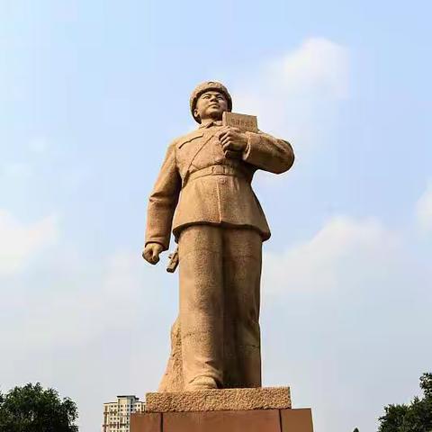 传承红色基因，践行雷锋精神——第六中学党总支部驻班党员上党课