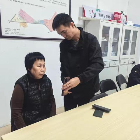 社区网格员暖心助力，老人养老认证无忧