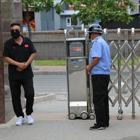 提高避险能力    共建平安校园             ——实验小学开展“防恐防暴”安全演练