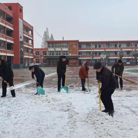 除雪护安全   爱意润无声 ——濮阳市油田第十二中学铲雪除冰在行动