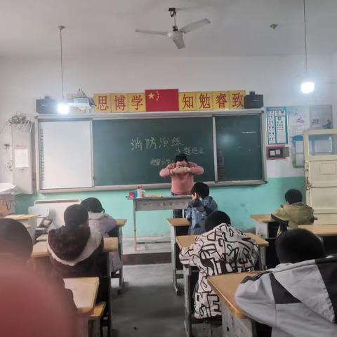 安国市郑章学区每月消防疏散演练纪实