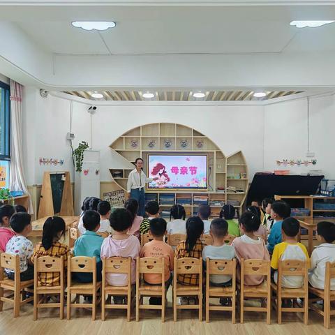 童心表爱意，情暖母亲节——吉首市幼儿园中三班母亲节主题教育活动