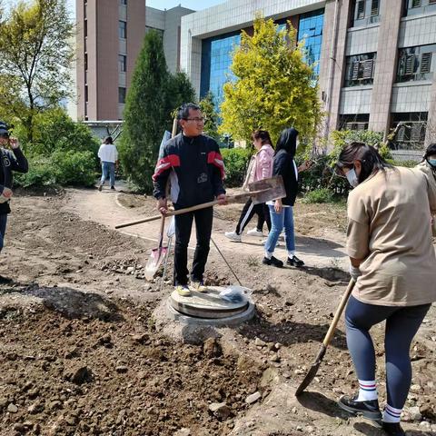 走进田间地头，尽享耕作之乐——阿勒坦小学二年级一班