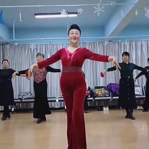 人间最美三月天,桃红柳绿醉春烟。