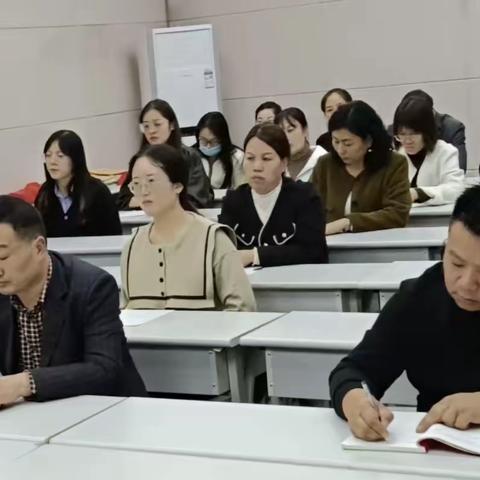 马店镇中心校党支部举办“学习贯彻习近平新时代中国特色社会主义思想主题教育”理论宣讲会