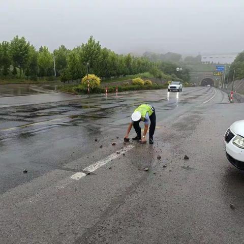 平顺交警：雨中执勤保畅通，为民撑起“平安伞”