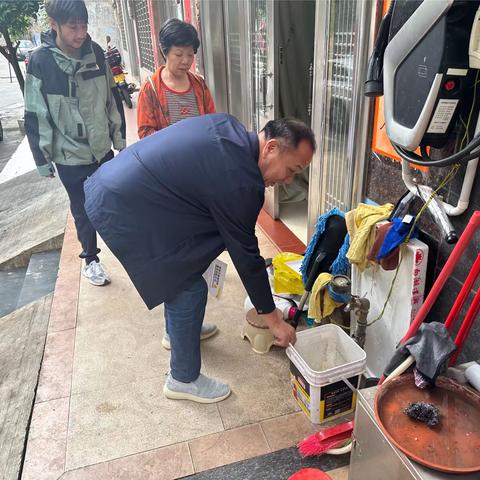 那大镇那恁村委会开展“巩卫”卫生整治工作