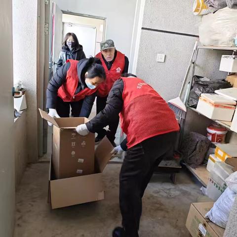石蜡社区开展“清理楼道杂物，守护居民安全”活动