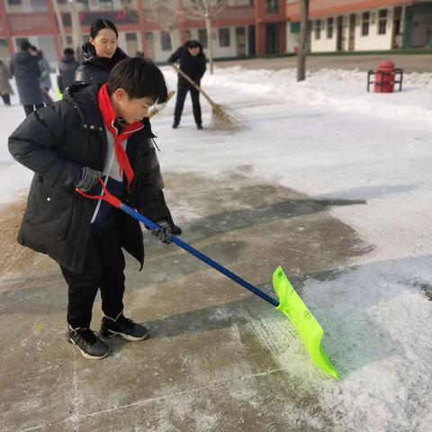 破冰踏雪，情满寒冬—郑家镇镇东小学集体扫雪活动