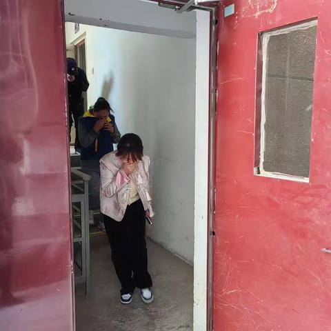 “筑牢安全防线 守护社区平安”龙岗一社区联合物业 开展高层住宅消防应急演练