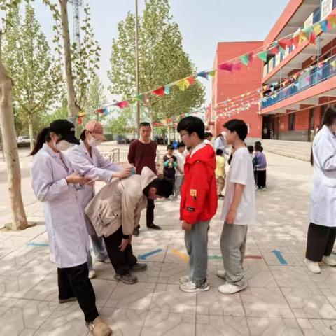 侯郭小学脊柱侧弯检查