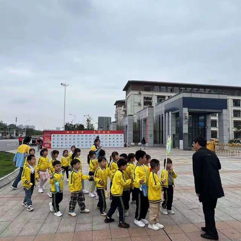 芳菲满园引蝶至，幼小衔接共成长——中阳学校小学部接待幼儿园参观活动