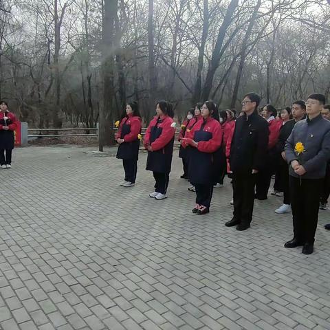 缅怀革命先烈 弘扬民族精神 ——扎兰屯市第二中学开展清明节祭扫活动