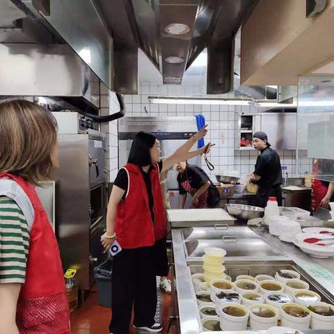 茶园街道东浦社区 开展餐饮油烟治理巡查