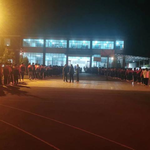 晨光中的陪伴 跑道上的成长——双龙校区师生晨间纪实