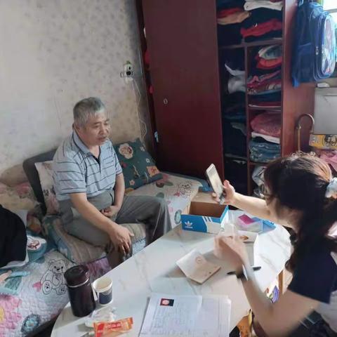 让爱传递，卫民社区上门为行动不便老人申请老龄补贴