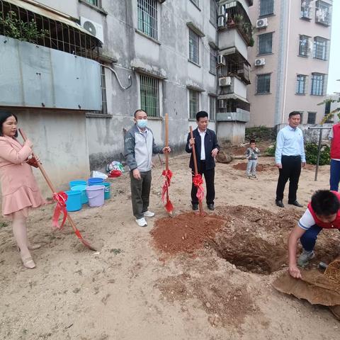 “种下一片绿，留下一份情”——湛江市湖光中学2024年3月12日“植树节”活动