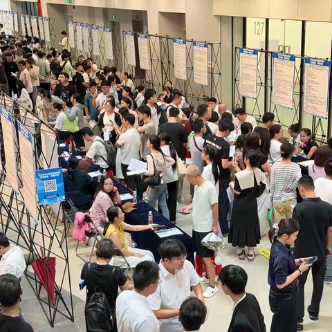 太好逛了！2026年龙华区就业招聘会圆满收官，十大功能区一站式服务点亮自贸港求职季