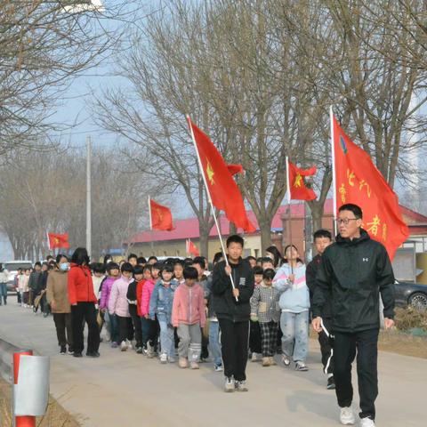 缅怀先烈继承遗志 清明时节悄然至，怀念故人心依                                   ——北代学校清明祭扫活动