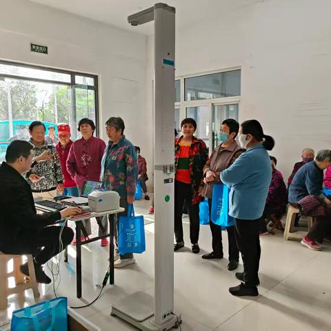 彭庄村红十字会开展为老年人健康查体活动