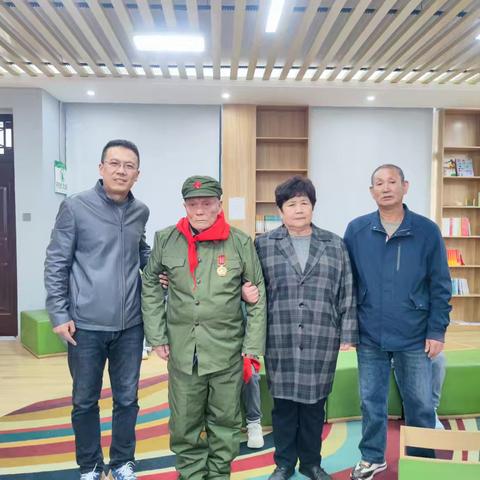 英雄精神薪火传 红色基因润童心 ——抗美援朝老兵走进淮北市翠峰小学讲述英烈故事