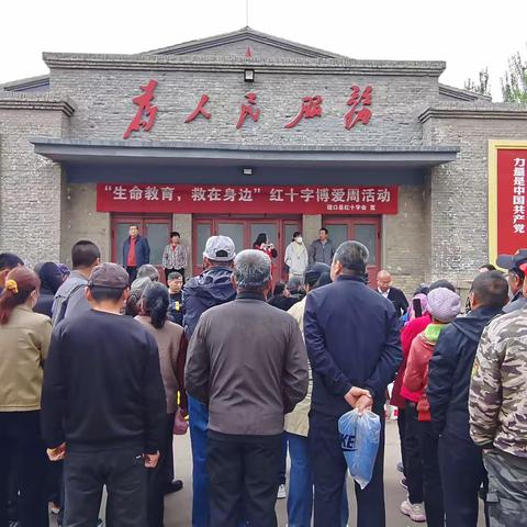 磴口县红十字会“益起爱”志愿服务队走进乌兰布和农场红十字文化主题街