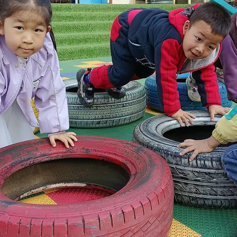 户外活动，开心时刻     倚伴童乐幼儿园