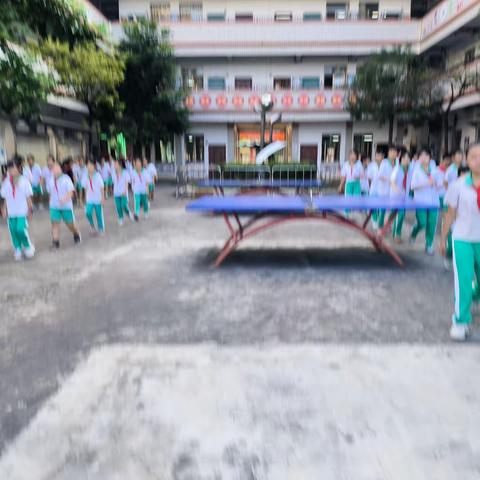 新圩中心小学开展学生防踩踏演练