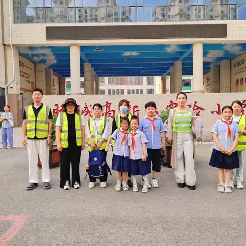 用心护学，为爱站岗——致敬高新区实验小学五四班家长志愿者