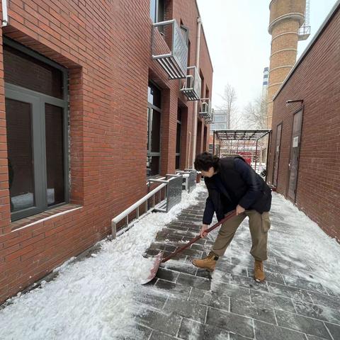 【西三旗街道党群阵地@你】 党员齐上阵 吹响扫雪“集结号”