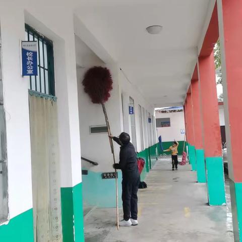 雨中大扫除，劳动暖人心—— 桑庄镇赵湾小学开展周末环境卫生整治活动