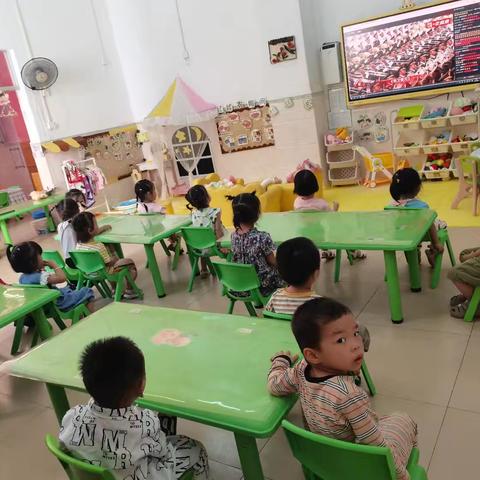 童心向国，共鉴荣光——海口市秀英区永兴镇中心幼儿园小二班幼儿观看阅兵简报