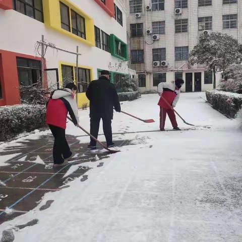 扫雪进行时…