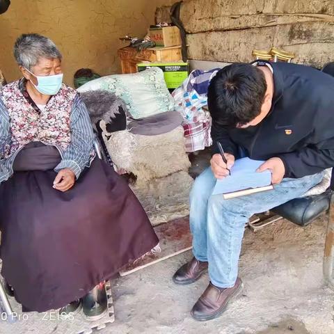 为困难老人送去适老化养老物质