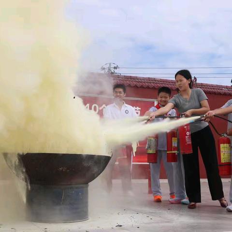 以“演”筑防•安全护航——丰城市耀华学校消防应急演练