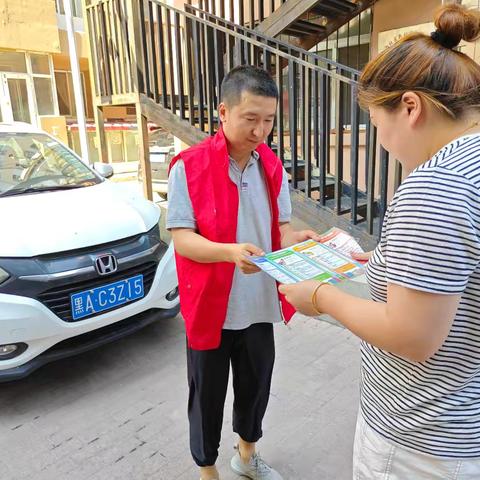 红街社区开展垃圾分类宣传单发放活动