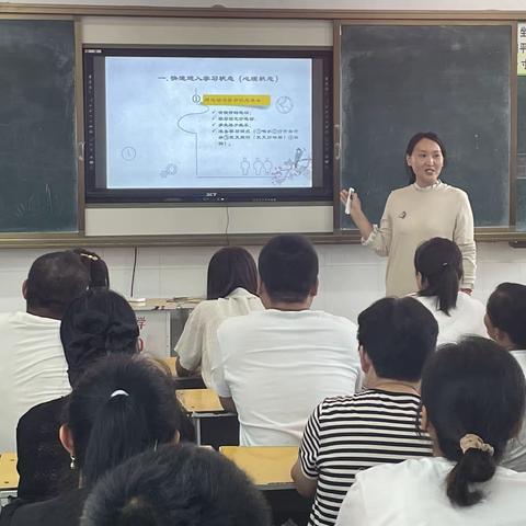 陪你起航——记南街小学家庭教育指导会