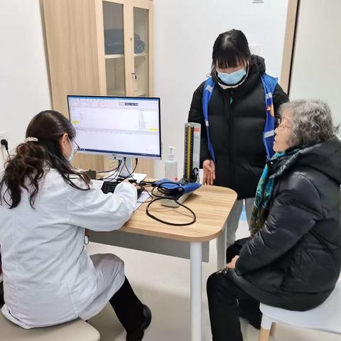“闺女”网格员护送空巢老人就医，暖人心