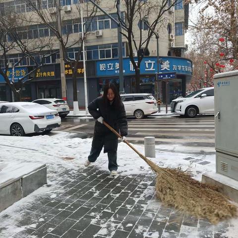 鹿苑街道鹿苑社区开展「瑞雪兆丰年，社区暖心间」除雪活动