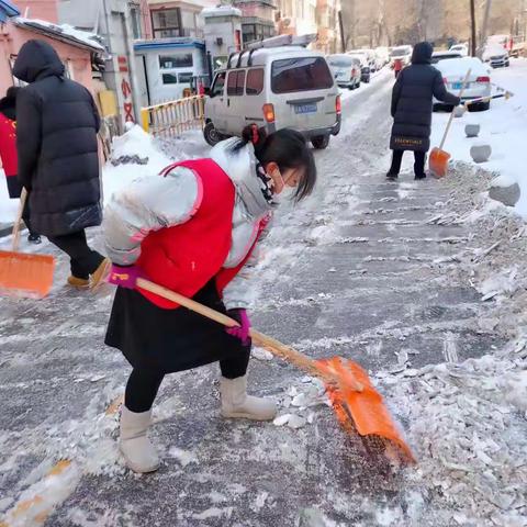 【陵东街道富裕社区路长制工作信息】——清雪除冰 扫出便民路