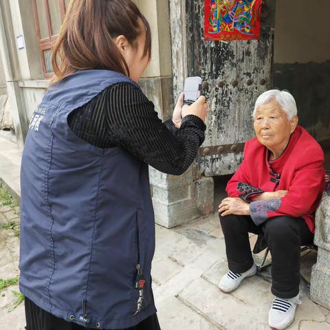 关爱高龄老人   网格员在行动