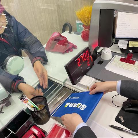 农行海盐县支行开展不拒收人民币宣传活动