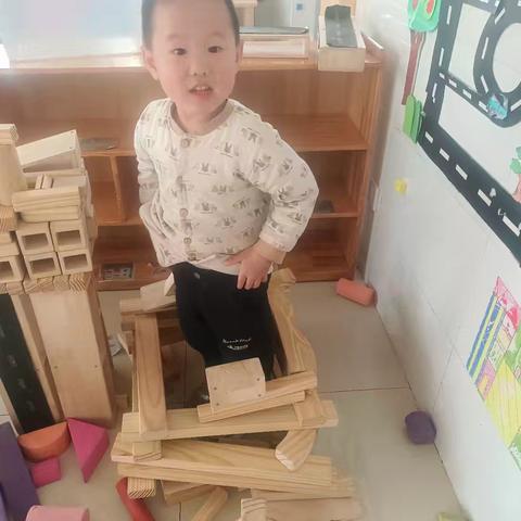 鱼邱湖中心幼儿园东兴路分园小一班建构区的游戏观察记录