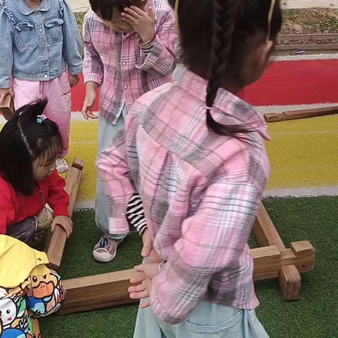 鱼邱湖中心幼儿园东兴路分园中一班户外游戏积木区的游戏观察记录
