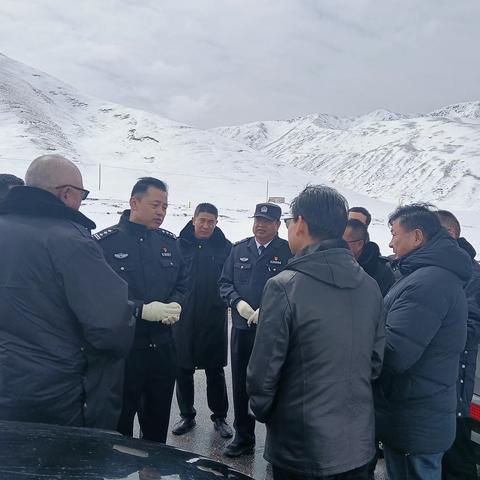 人在征途夏意浓，何堪风雪造英雄； 警民联手齐披甲，一诺如山保畅通