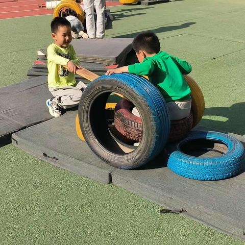 中三班户外游戏观察记录——趣味垫子搭建记（张田）